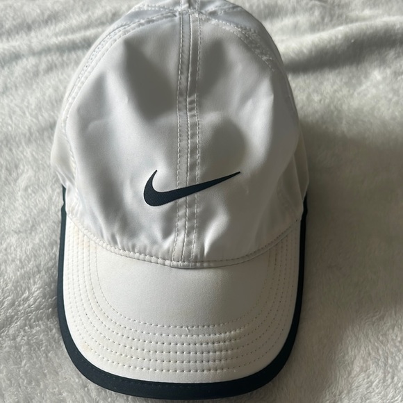 Nike  Dri-fit featherlight White and Black Cap - Picture 1 of 7